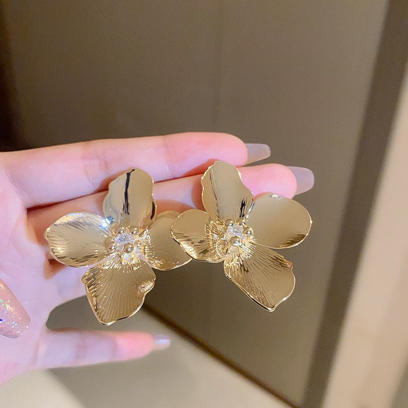 Vintage-Style Floral Alloy Ear Studs - TheFindify