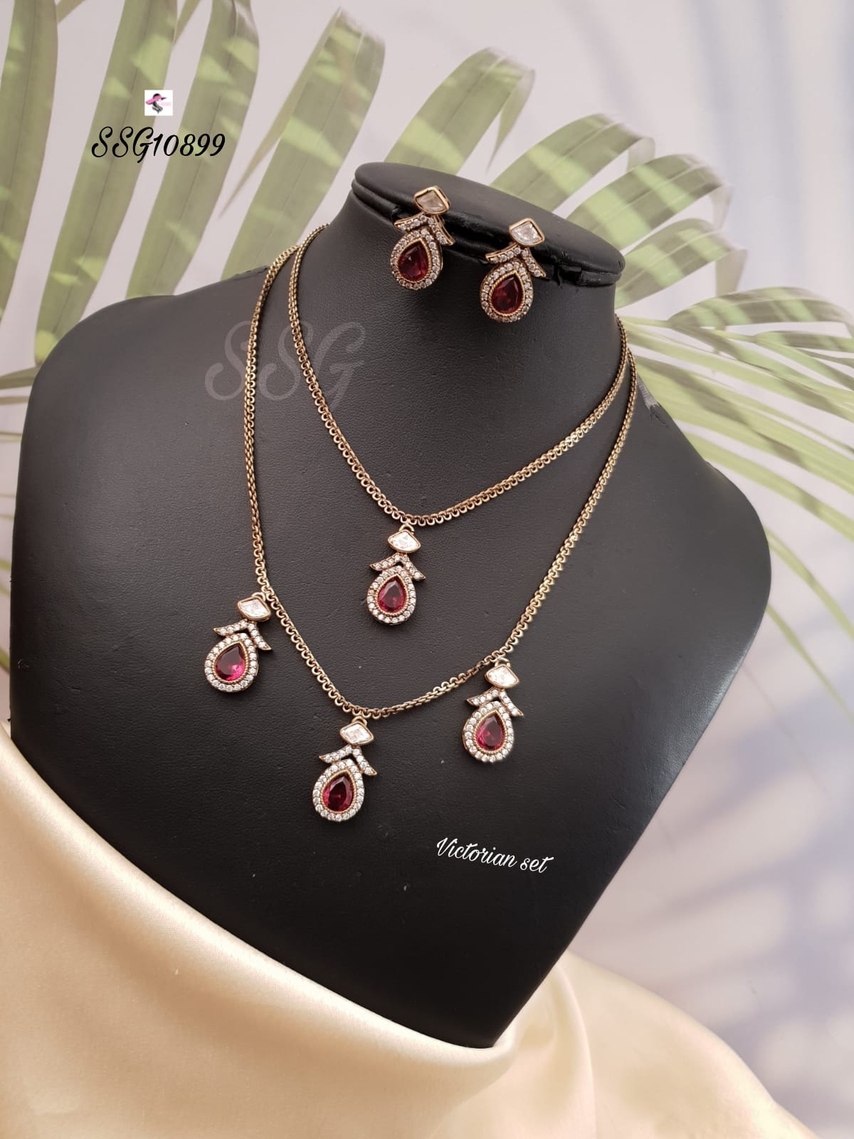 Double Layered Victorian Necklace Set - TheFindify
