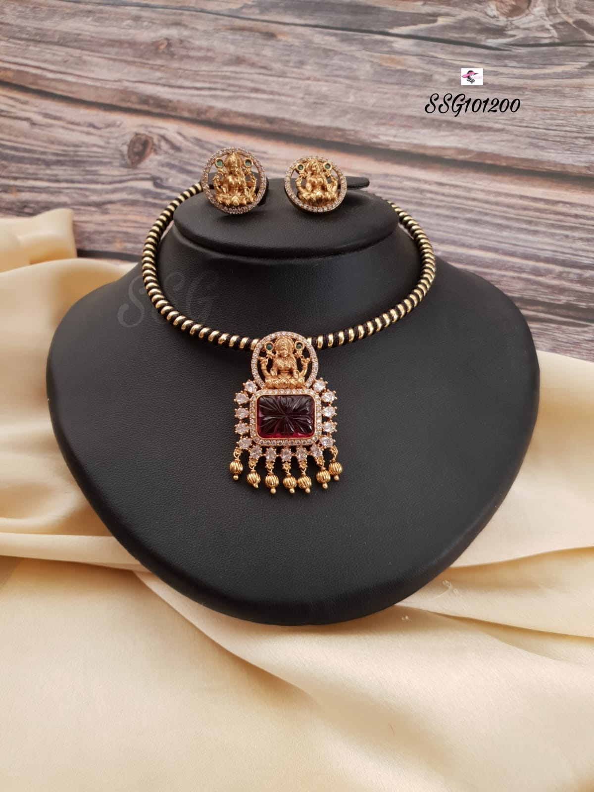 Elegant Swirl Chain With Goddess Lakshmi Necklace Set - TheFindify