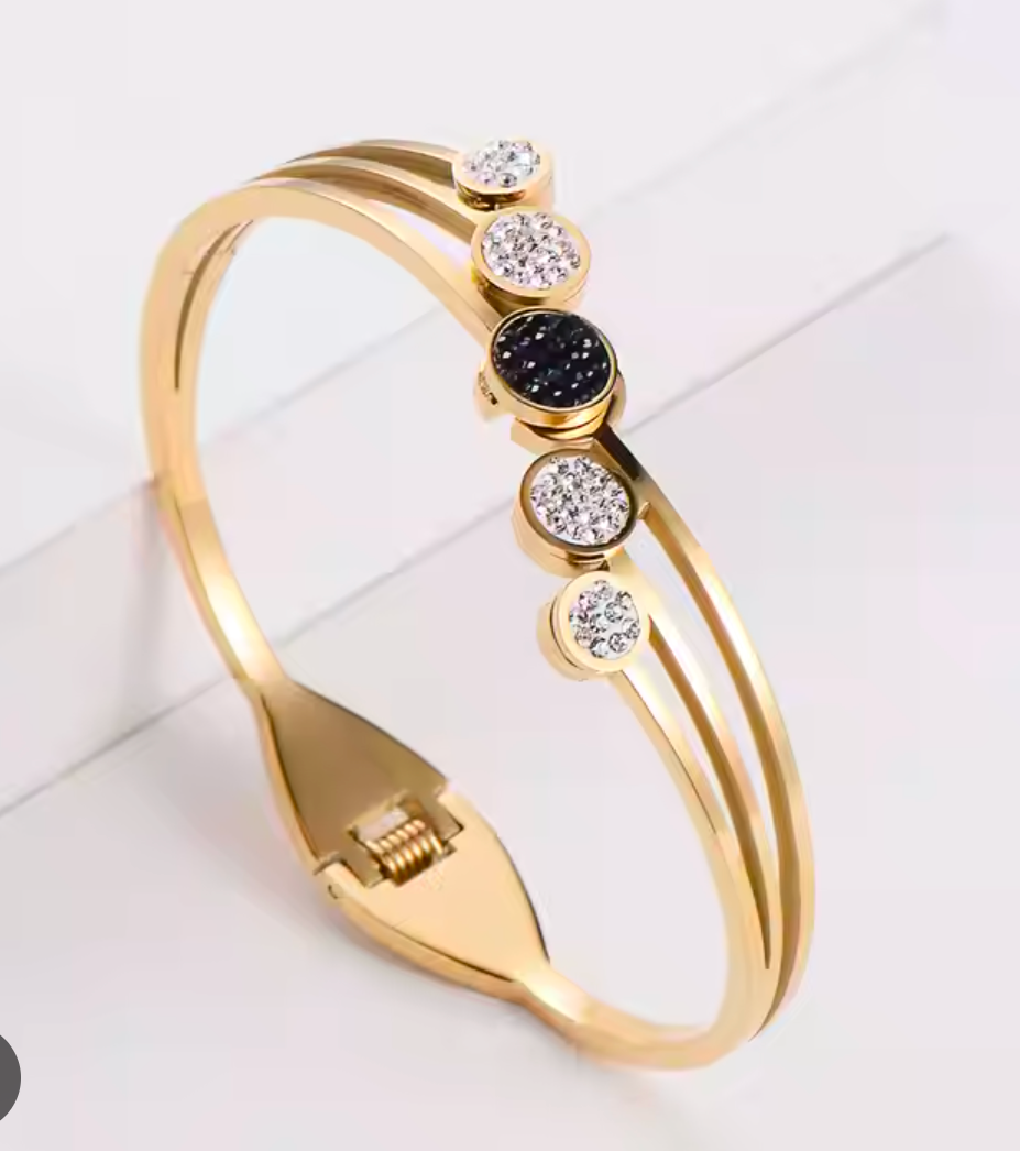 Royal Elegant AntiTarnish Bracelet - TheFindify