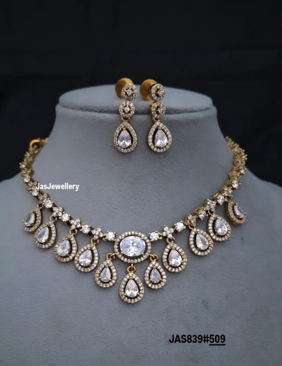 Royal Sparkling Short Necklace - TheFindify