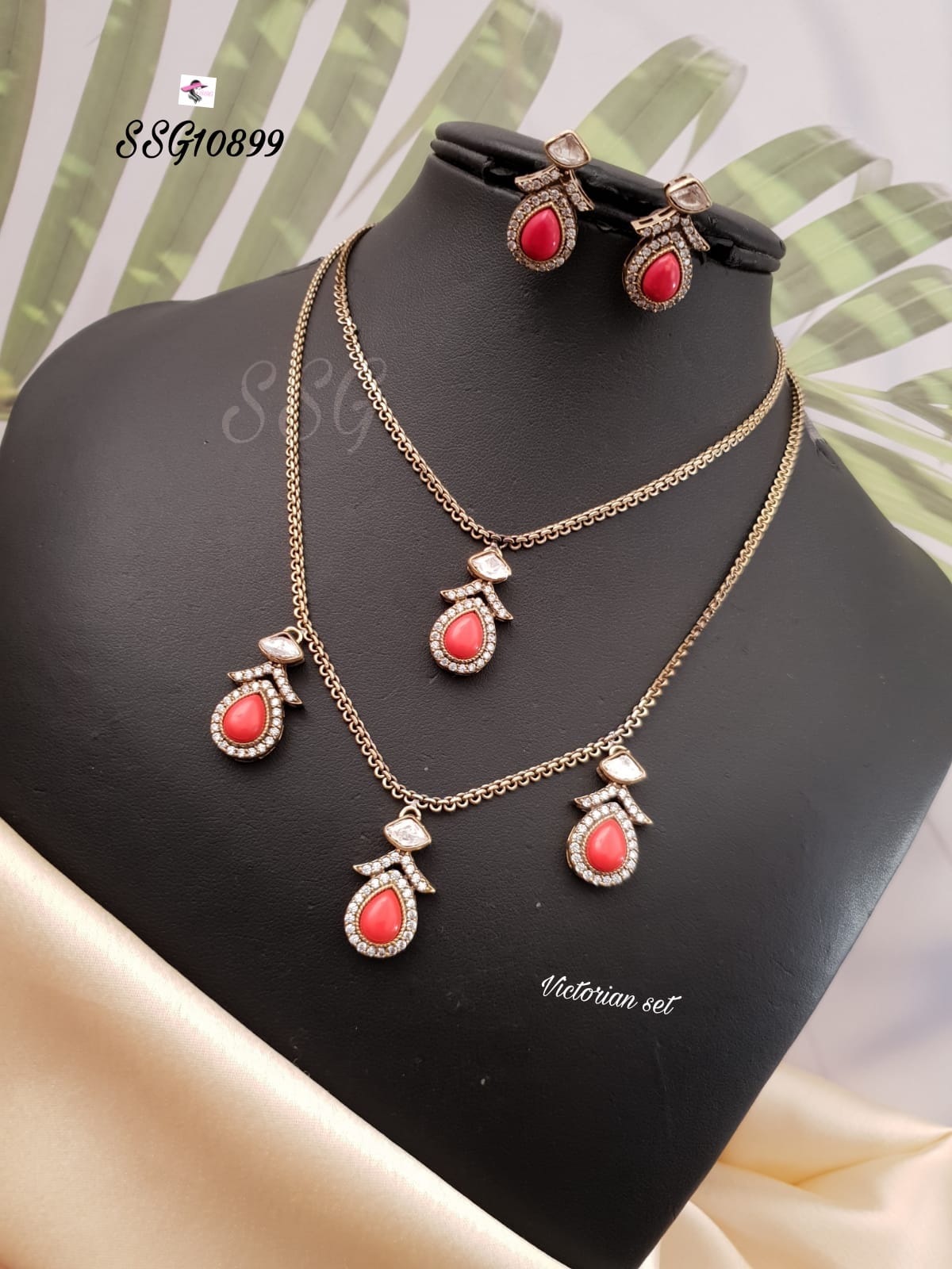 Double Layered Victorian Necklace Set - TheFindify