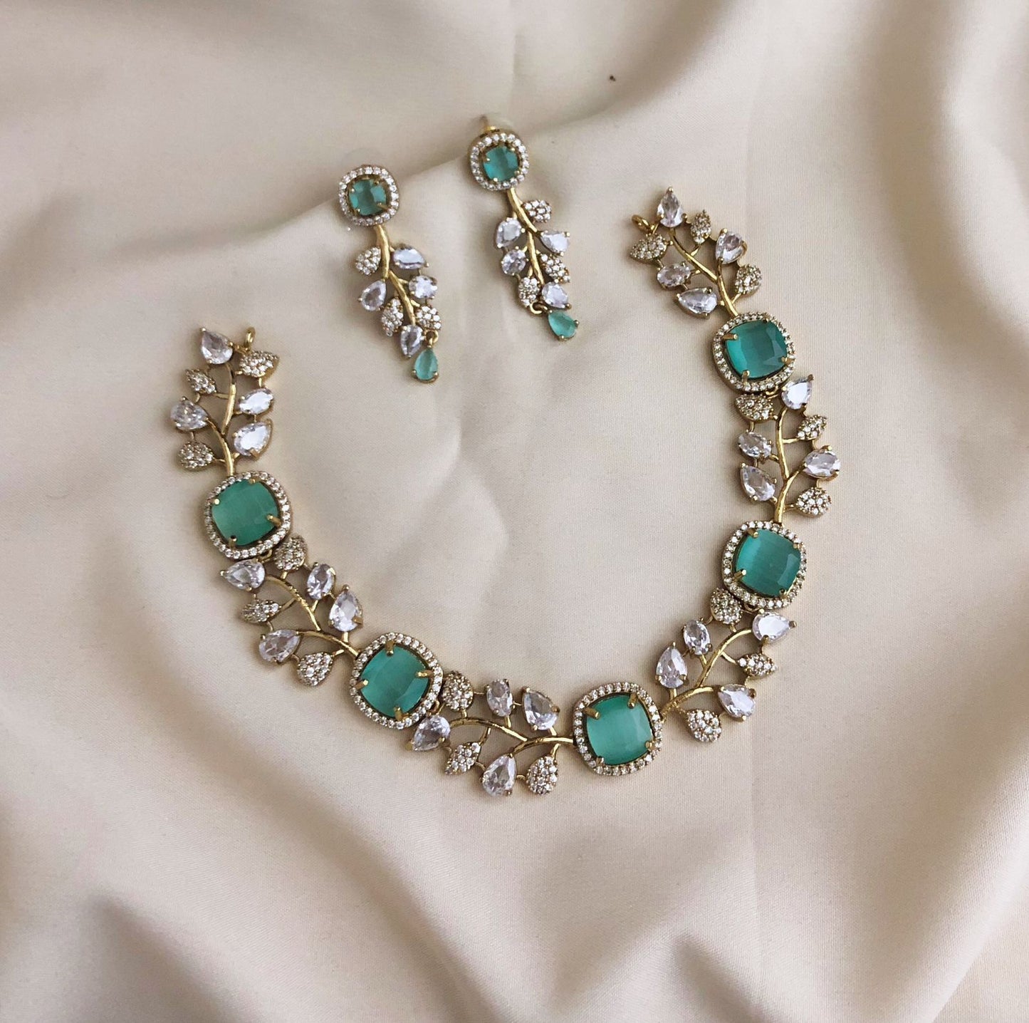 Eternal Gleam Diamond Finish Floral Necklace - TheFindify