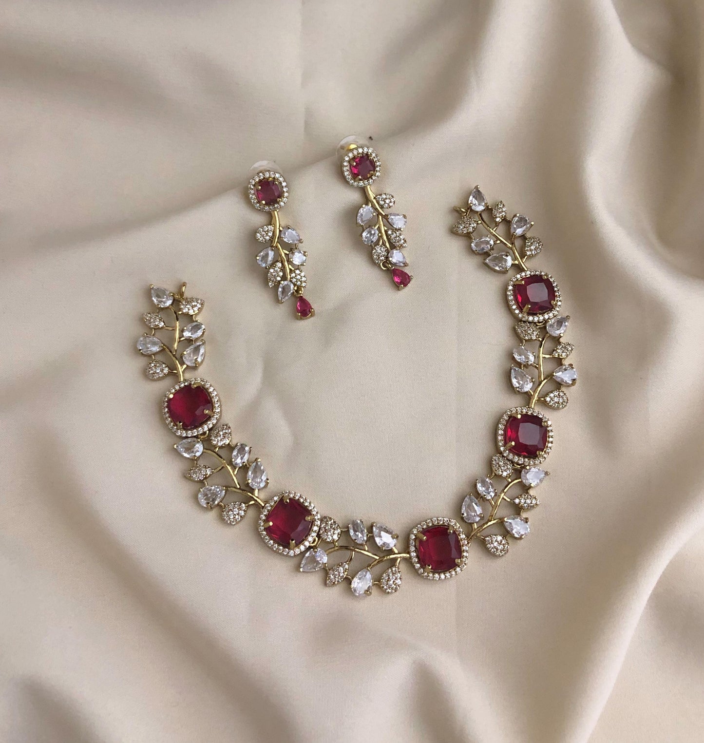 Eternal Gleam Diamond Finish Floral Necklace - TheFindify
