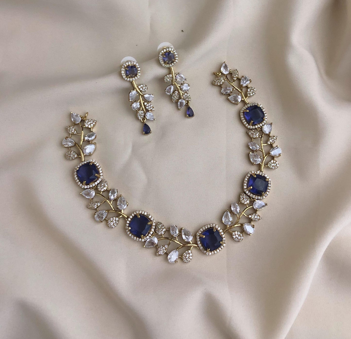 Eternal Gleam Diamond Finish Floral Necklace - TheFindify