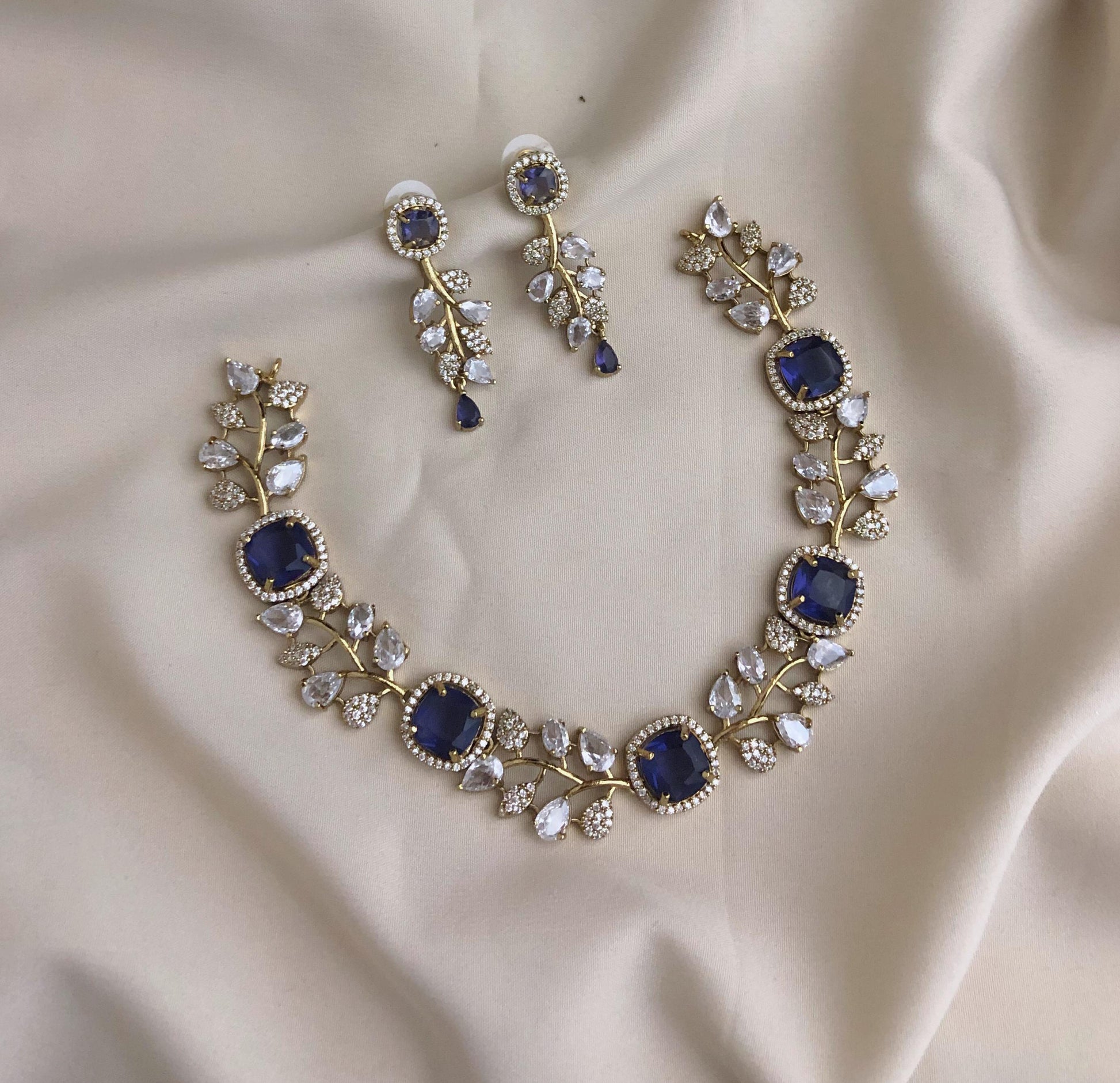 Eternal Gleam Diamond Finish Floral Necklace - TheFindify